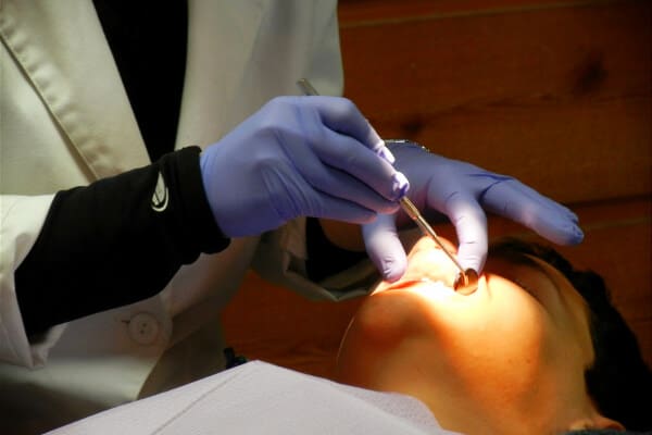 persona en el dentista poniendose una ortodoncia