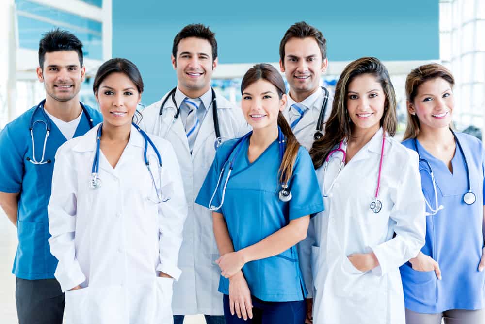 enfermeras y doctores con uniforme sanitario