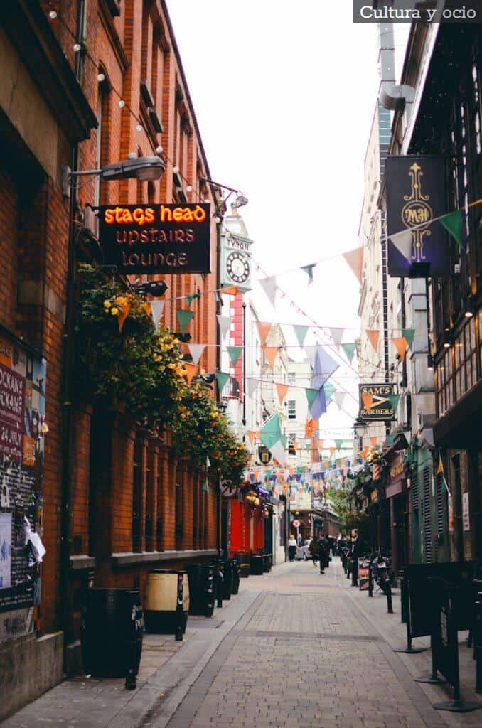 pathway between buildings during daytime