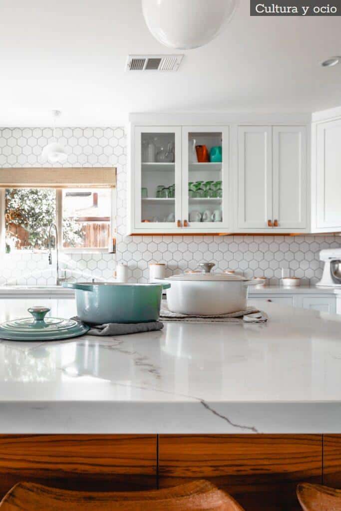 two cooking pots on kitchen island